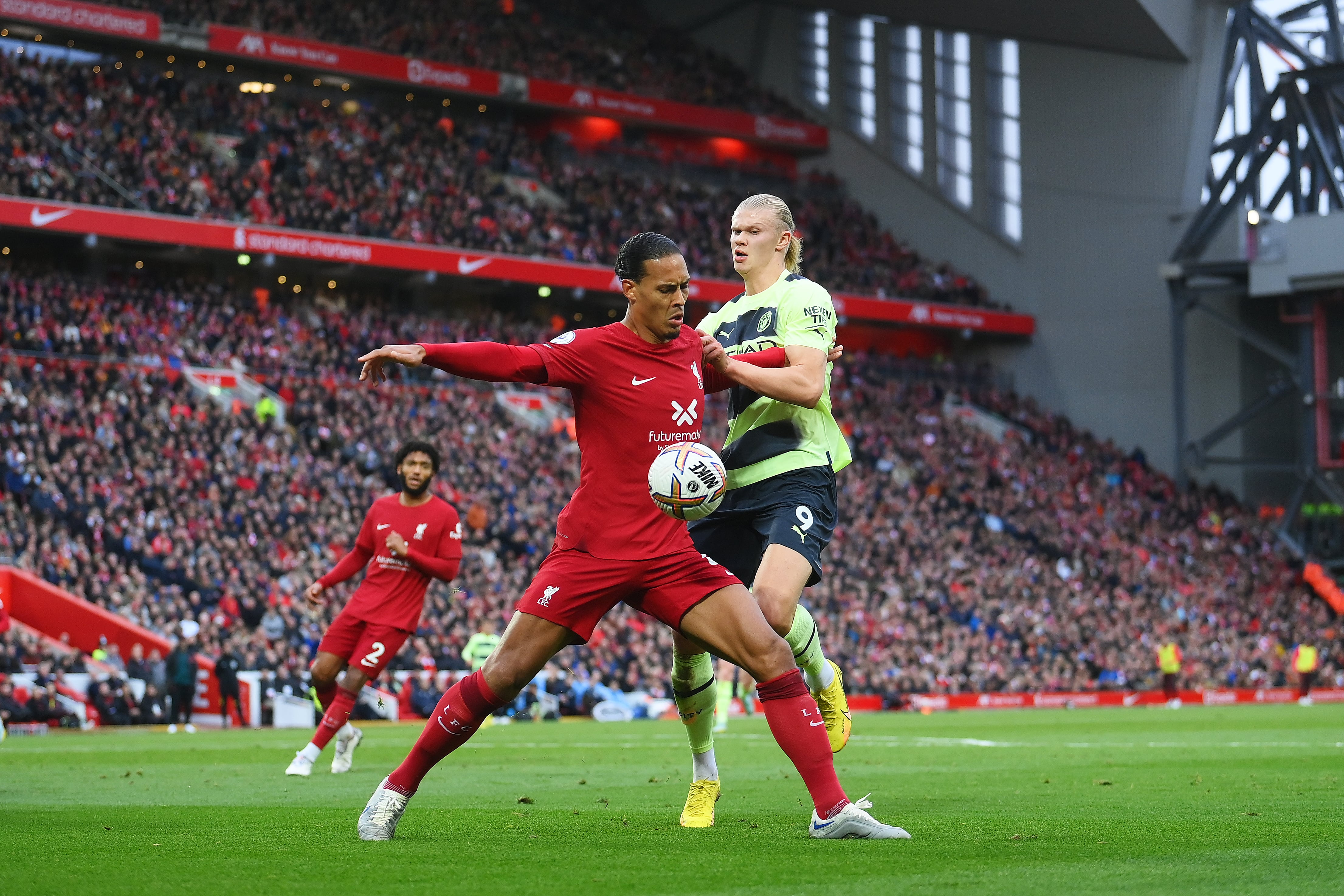 Virgil Van Dijk frente a Haaland en el Liverpool-Manchester City