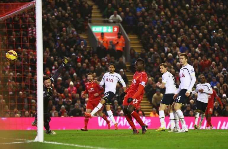 Balotelli en el momento que marca su primer tanto con el Liverpool en la Premier League