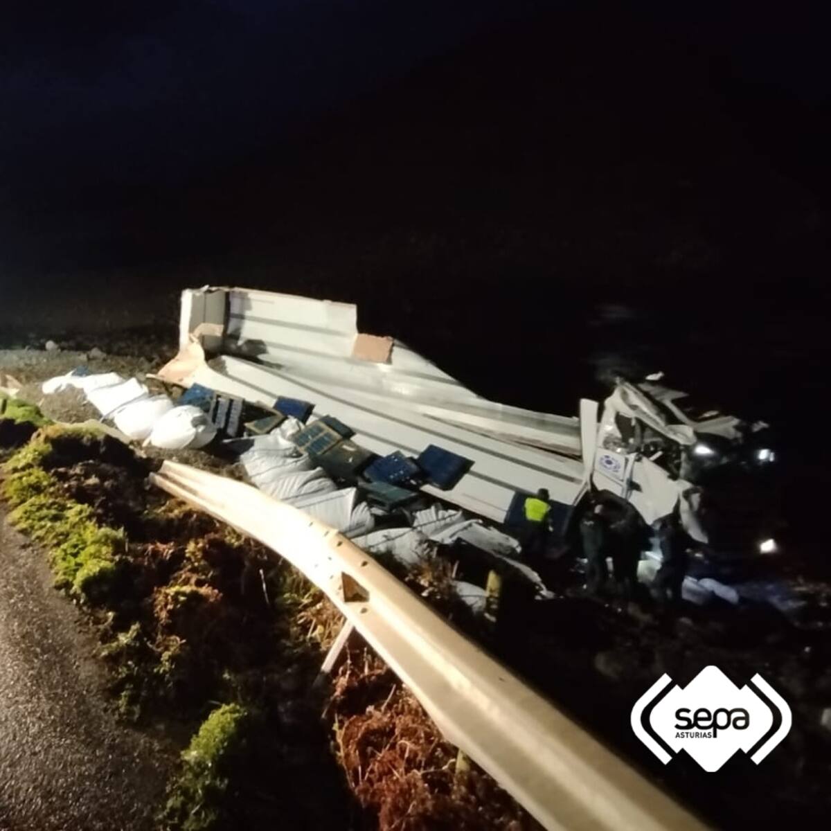 Herido un camionero tras volcar en un pedrero de la playa de Pormenande