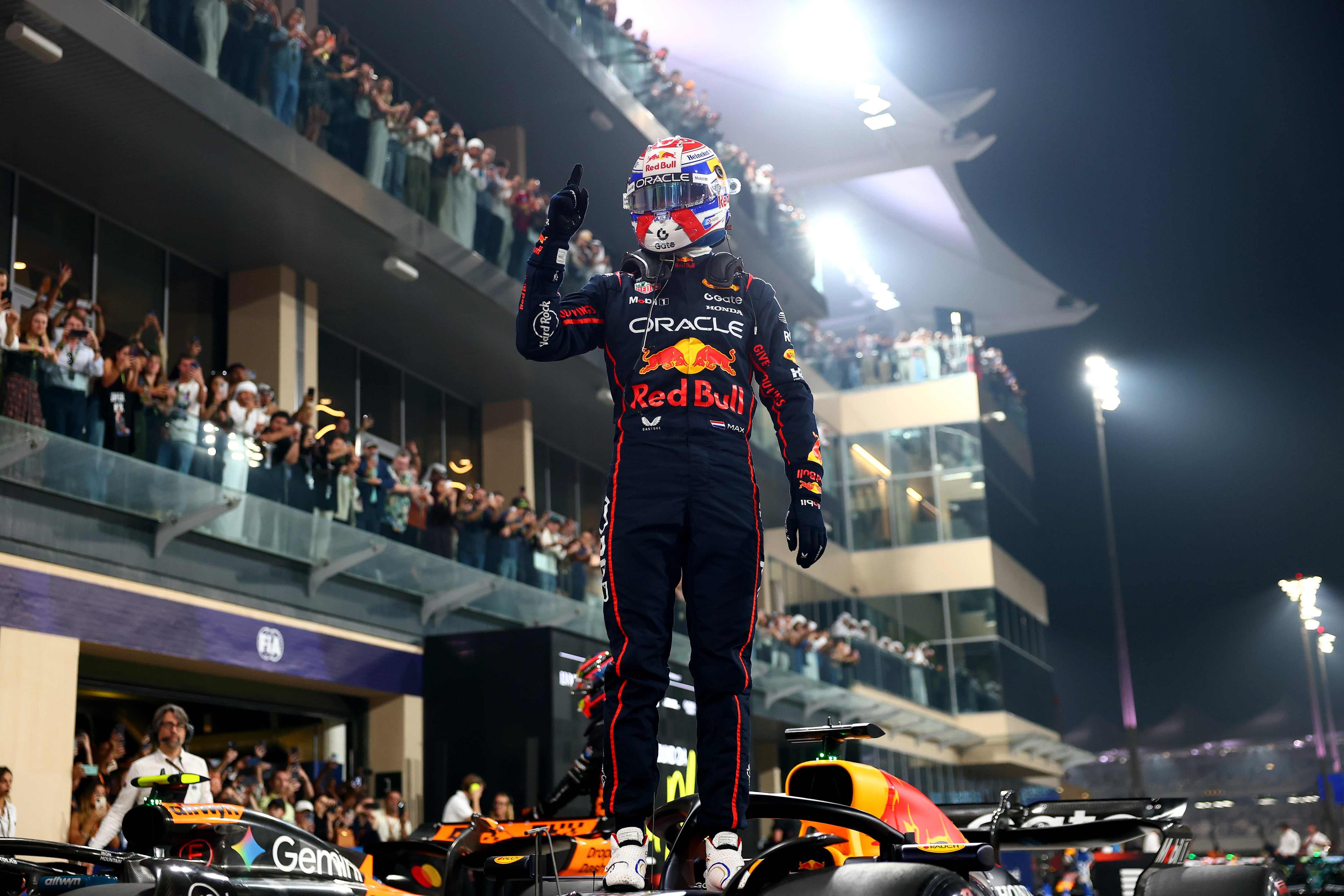 Verstappen celebra su 'pole position' en el GP de Abu Dhabi 2025