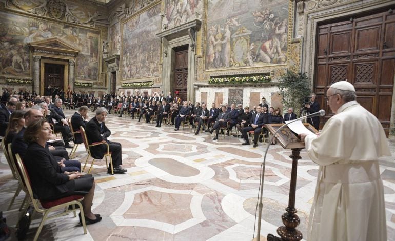 Fotografía facilitada por el Osservatore Romano que muestra al papa Francisco (d) durante una audiencia con motivo del 60 aniversario del Tratado de Roma la Ciudad del Vaticano