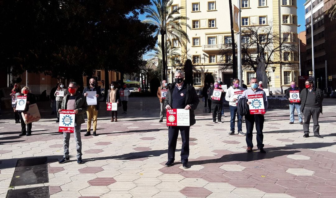 Hoy se han concentrado Comisiones Obreras y UGT en Castelló y han entregado un manifiesto en la Subdelegación del Gobierno