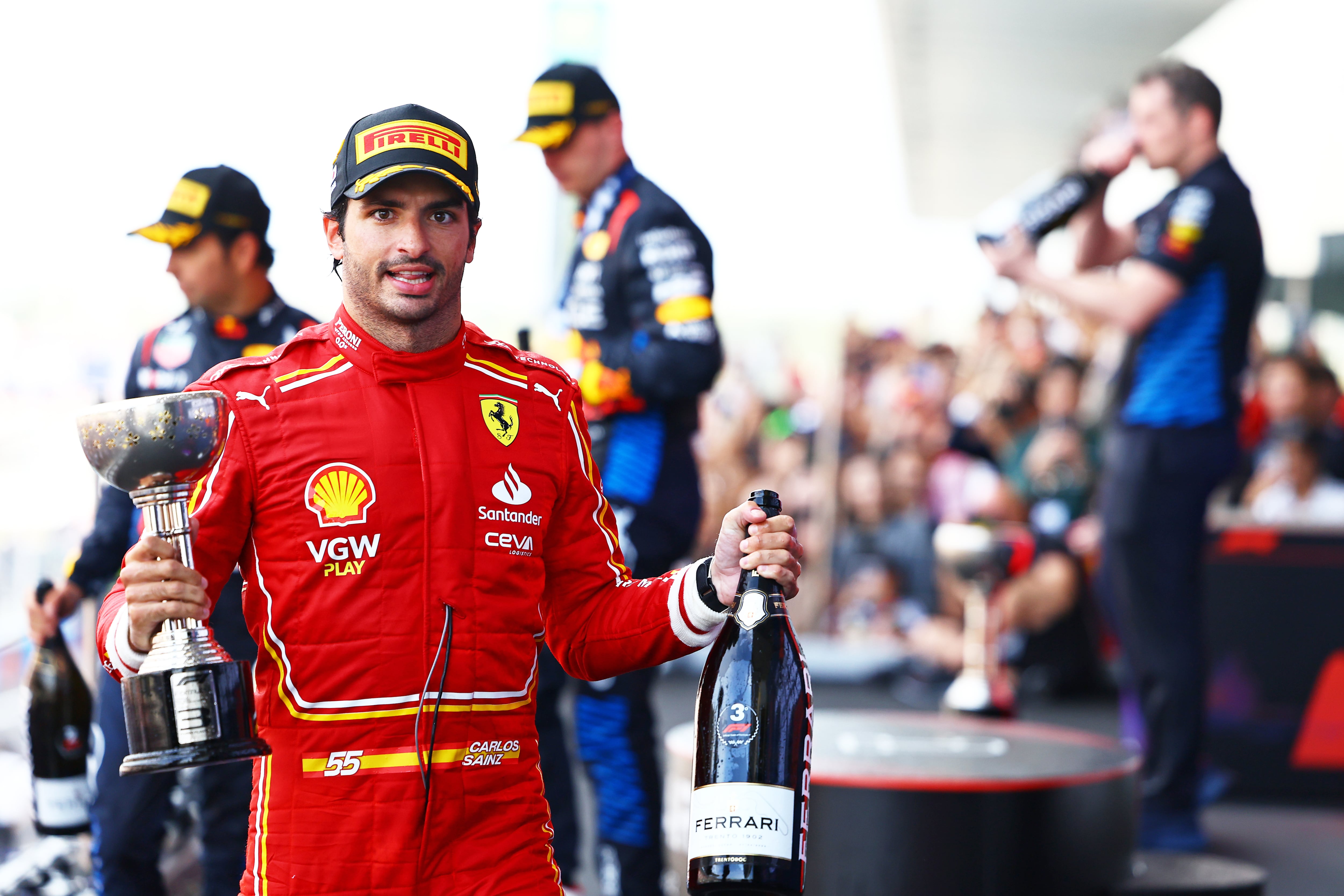 Carlos Sainz celebra en el podio tras el GP de Japón 2024