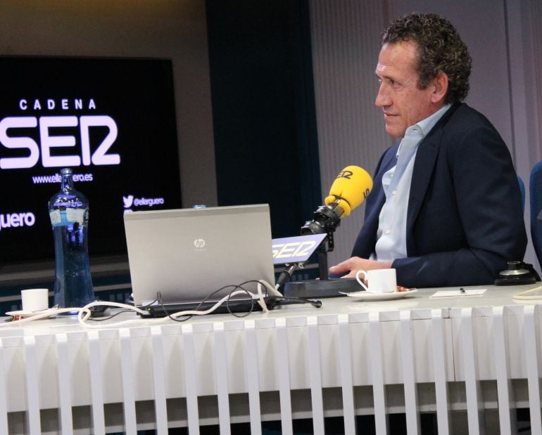 Valdano, en los estudios de la Cadena SER