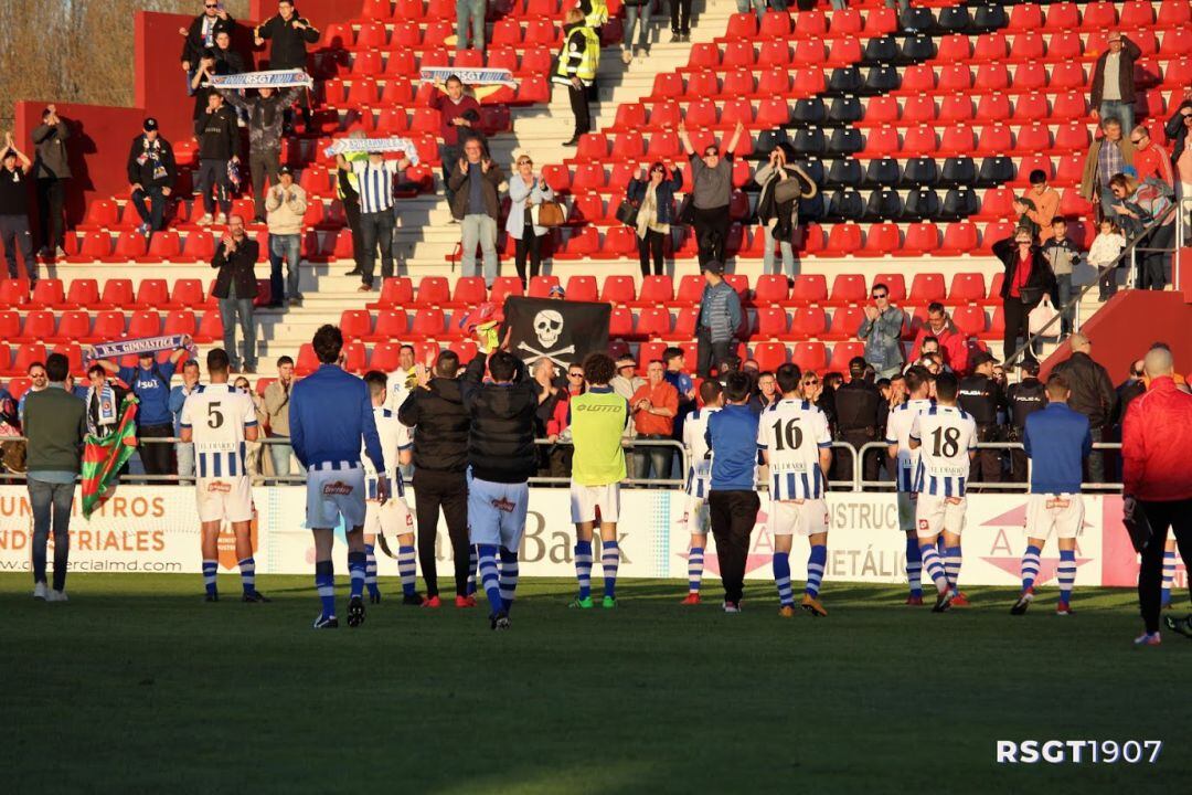 Jugadores gimnásticos en el campo del Mirandés