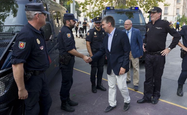 El director general de Policía, Ignacio Cosidó, saluda a unos agentes durante los actos organizados en Valladolid