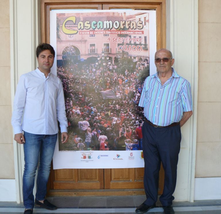  Iván López Ariza y el presidente de la Hermandad de la Virgen de la Piedad, Juan López Lechuga