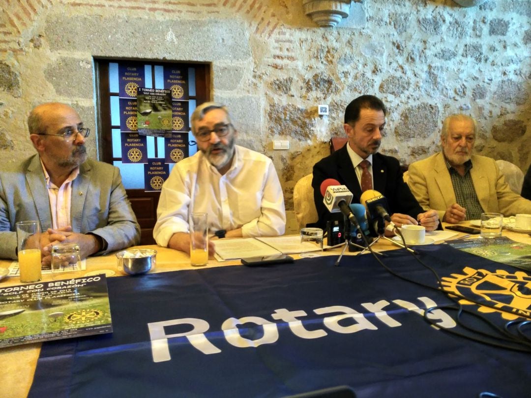 Socios del Club Rotary de Plasencia durante su presentación