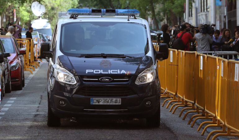 Un furgón policial transporta a los acusados hoy al Tribunal Supremo