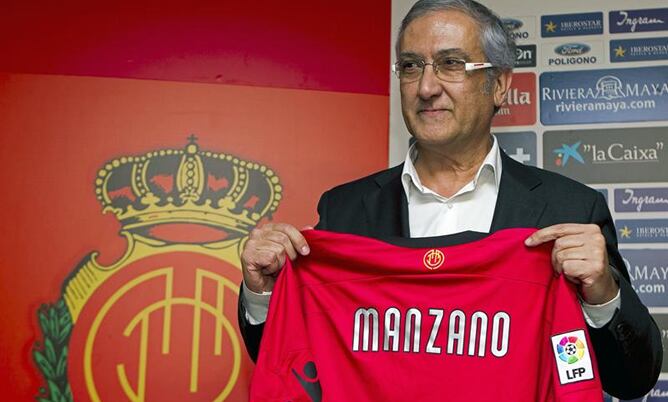 El técnico Gregorio Manzano posa con la camiseta de su equipo durante su presentación oficial como nuevo entrenador RCD Mallorca