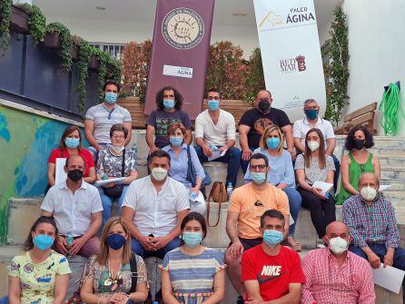 Foto de familia con los asistentes a la presentación de la Asociación Amigos de Paleomágina