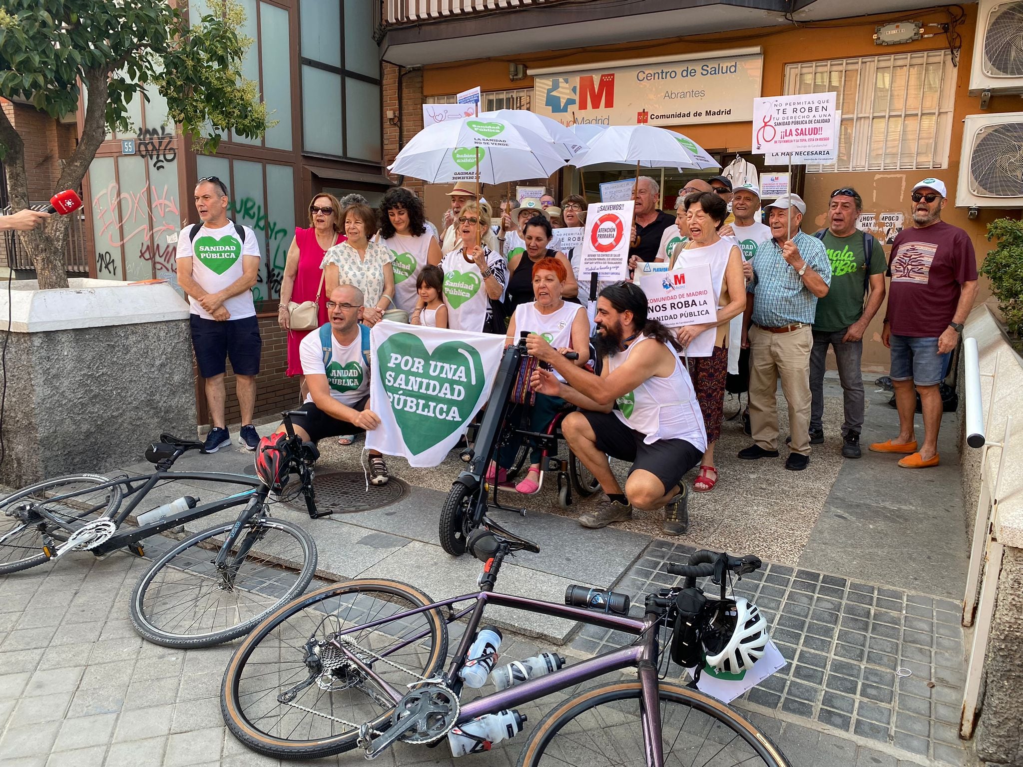 Vecinos de Carabanchel en el Centro de Salud de Abrantes. Despiden a Jorge y Alberto en su viaje a Ginebra en bicicleta.