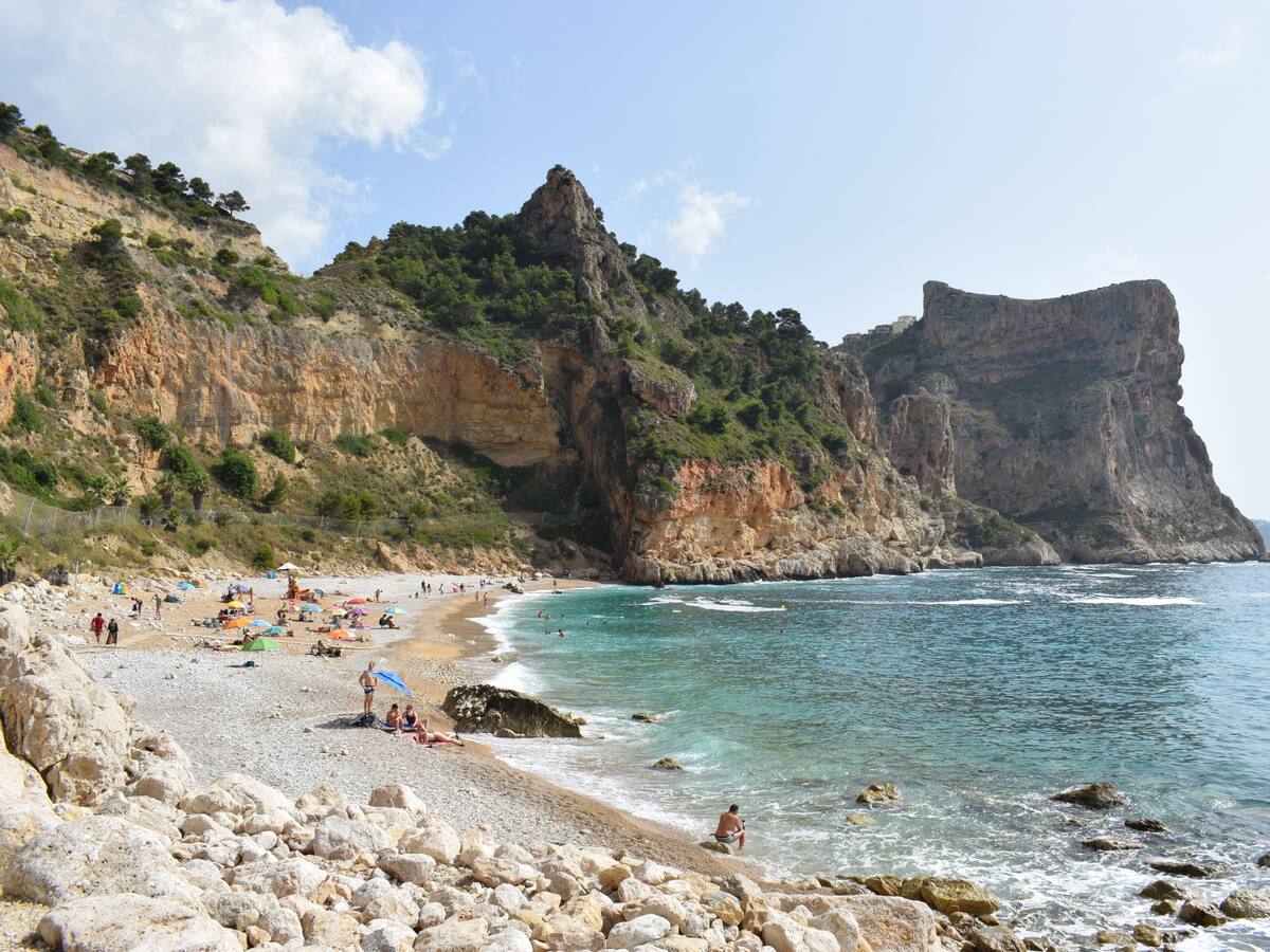 Una tasa de 12 euros por acceder en coche a la cala Moraig: la medida para frenar la masificación