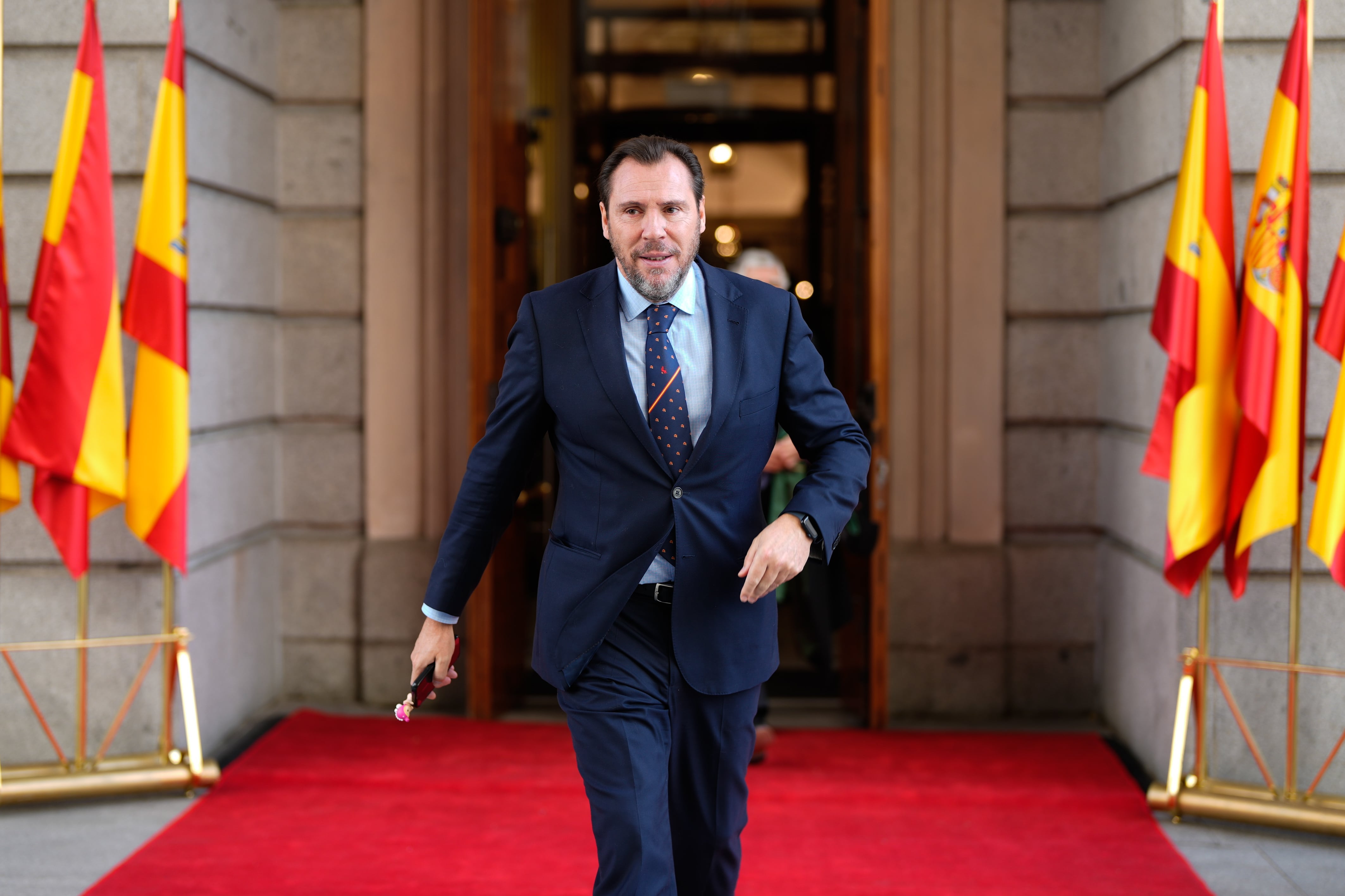 El ministro de Transporte, Óscar Puente, tras la celebración deun acto en el Congreso de los Diputados con motivo de la celebración del Día de la Constitución, en Madrid.