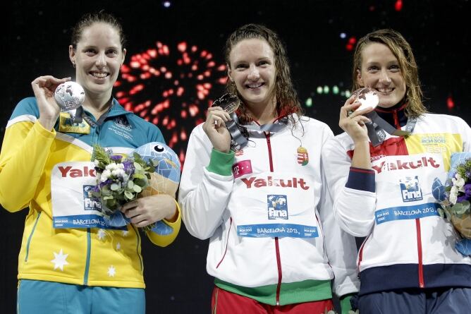 La nadadora de Australia Alicia Coutts; la de Hungria, Katinka Hosszu; y la de España, Mireia Belmonte, muestran las medallas de plata, oro y bronce, respectivamente, conseguidas en la final de 200 m estilos individual femenino de los Campeonatos del Mund