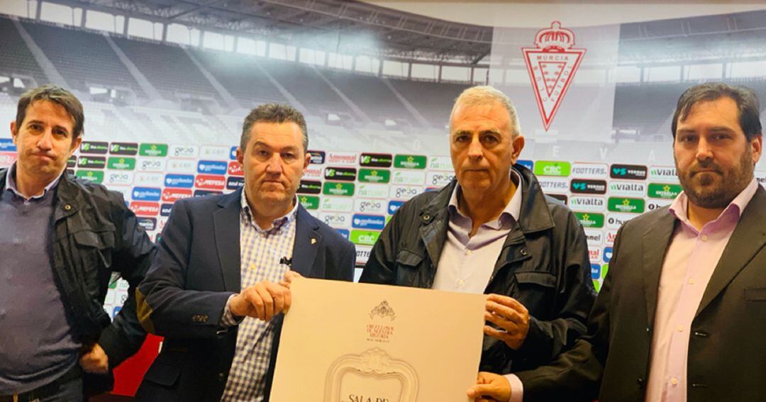 Vigueras, De la Rocha, Francisco Tornel y Baeza posando con el cartel de las futuras exposiciones