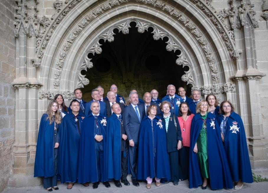 Miembros de Hermandad de San Juan de la Peña junto a Jorge Azcón