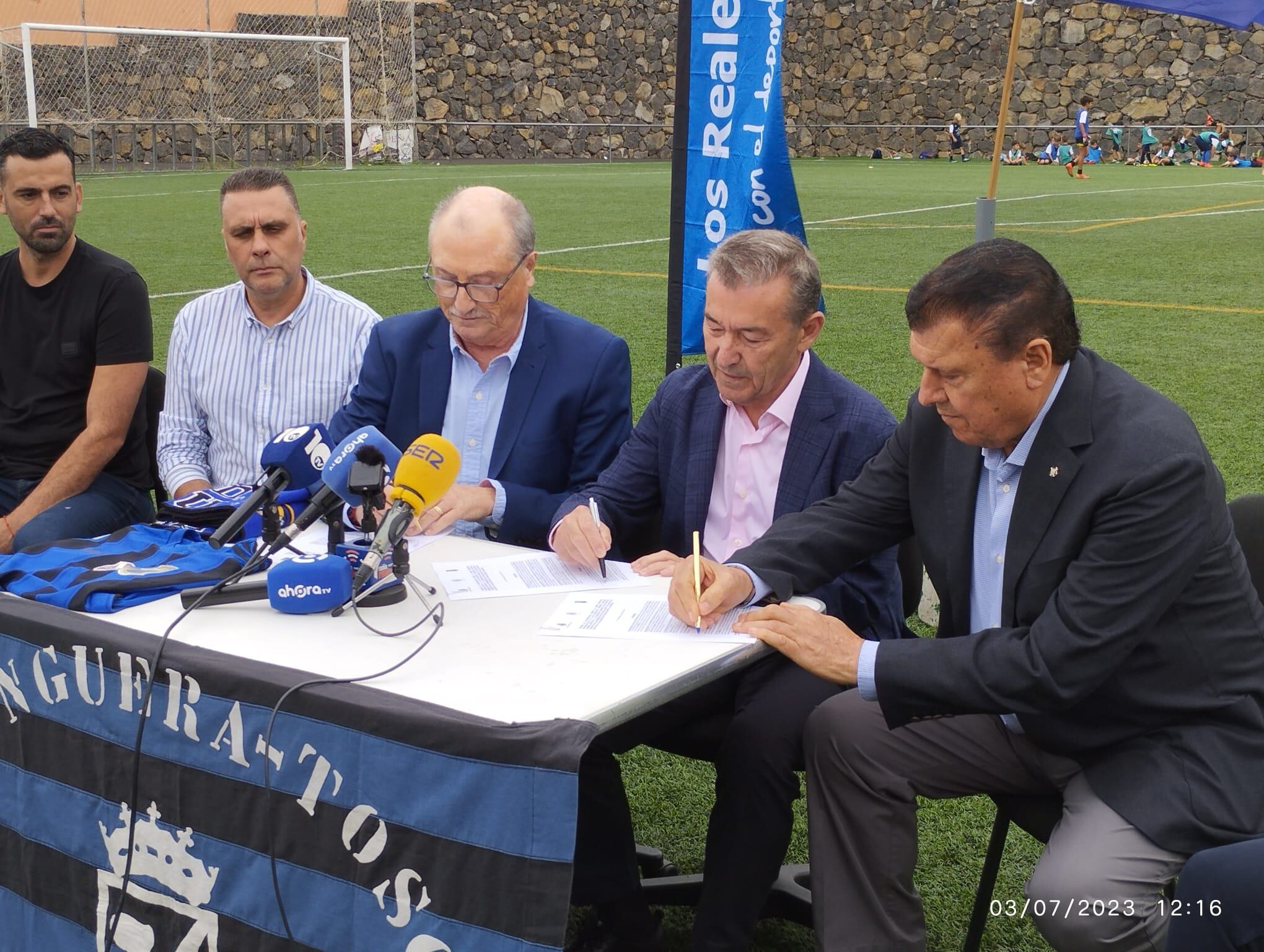 Firma del convenio entre el CD Tenerife y la UD Toscal Longuera.