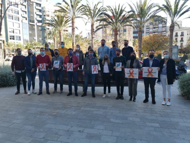 Miembros del Partido Popular de Alicante en la manifestación contra la Ley Celaá