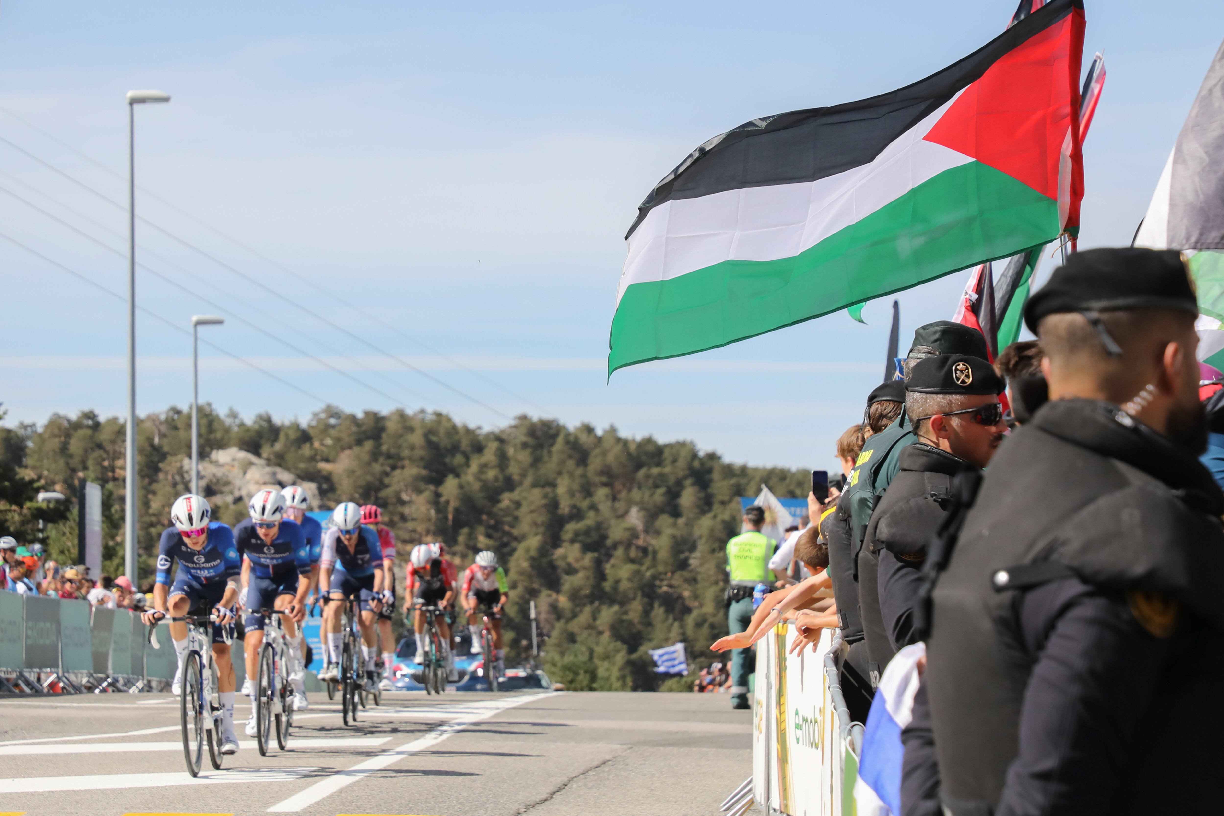 Banderas de Palestina ondean al paso de ciclistas del equipo israelí en La Vuelta