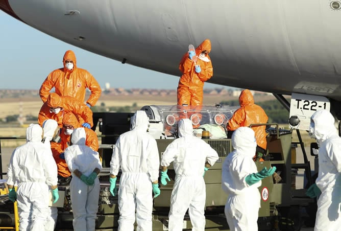 Fotografía facilitada por el Ministerio de Defensa de la llegada esta mañana del religioso Miguel Pajares, el primer español contagiado de ébola