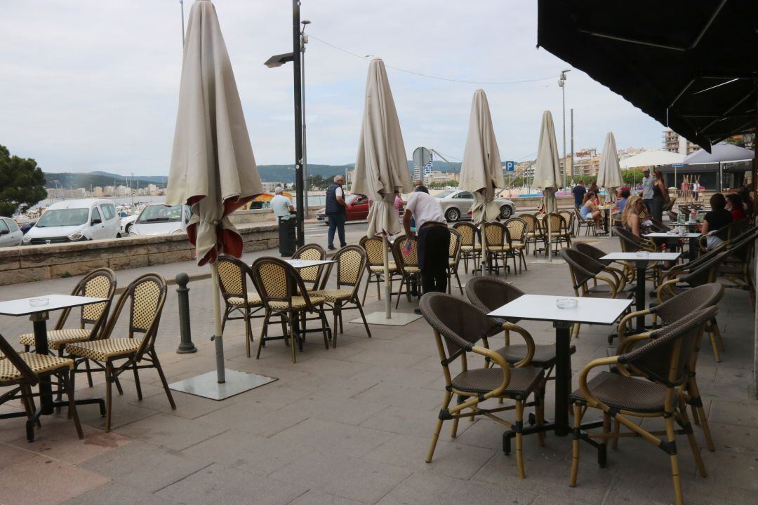 Una terrassa buida a la Costa Brava