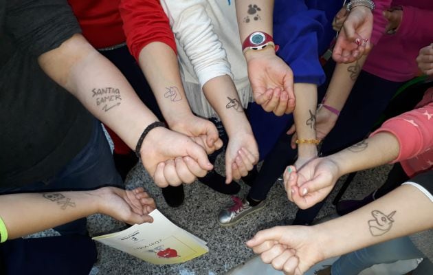 Los niños muestran sus tatuajes