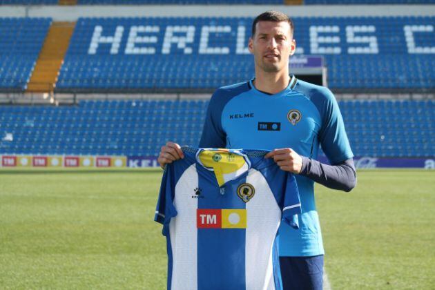 Bruno Perone posa con la camiseta del Hércules en el Rico Pérez