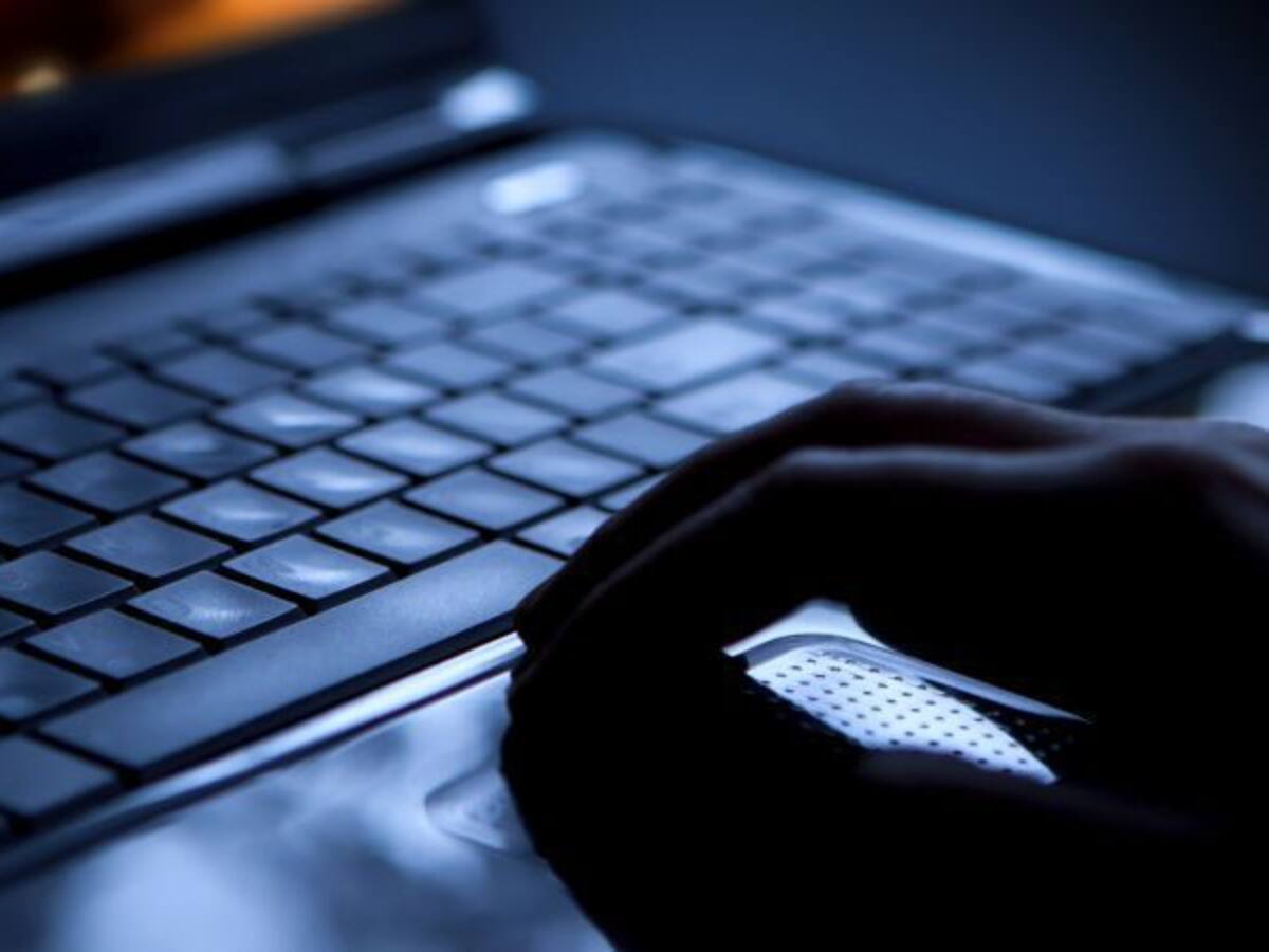 Se hace pasar por su expareja en internet para que la agredieran