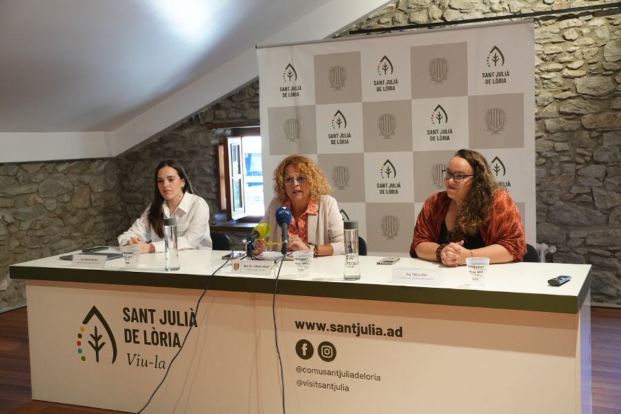 La consellera de Cultura de Sant Julià de Lòria, Teresa Areny, i les codirectores de Els Pastorets, Nuria Montes i Txell Díaz.