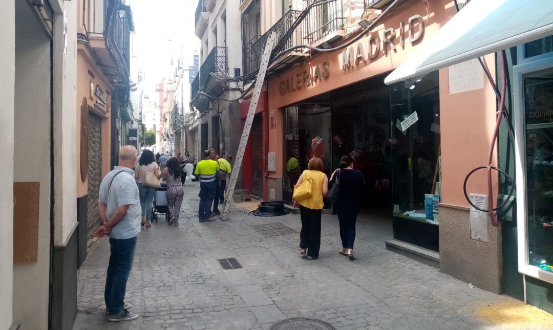 Varios operarios trabajaban este martes en la calle Cuna en la colocación de suministros en fachada