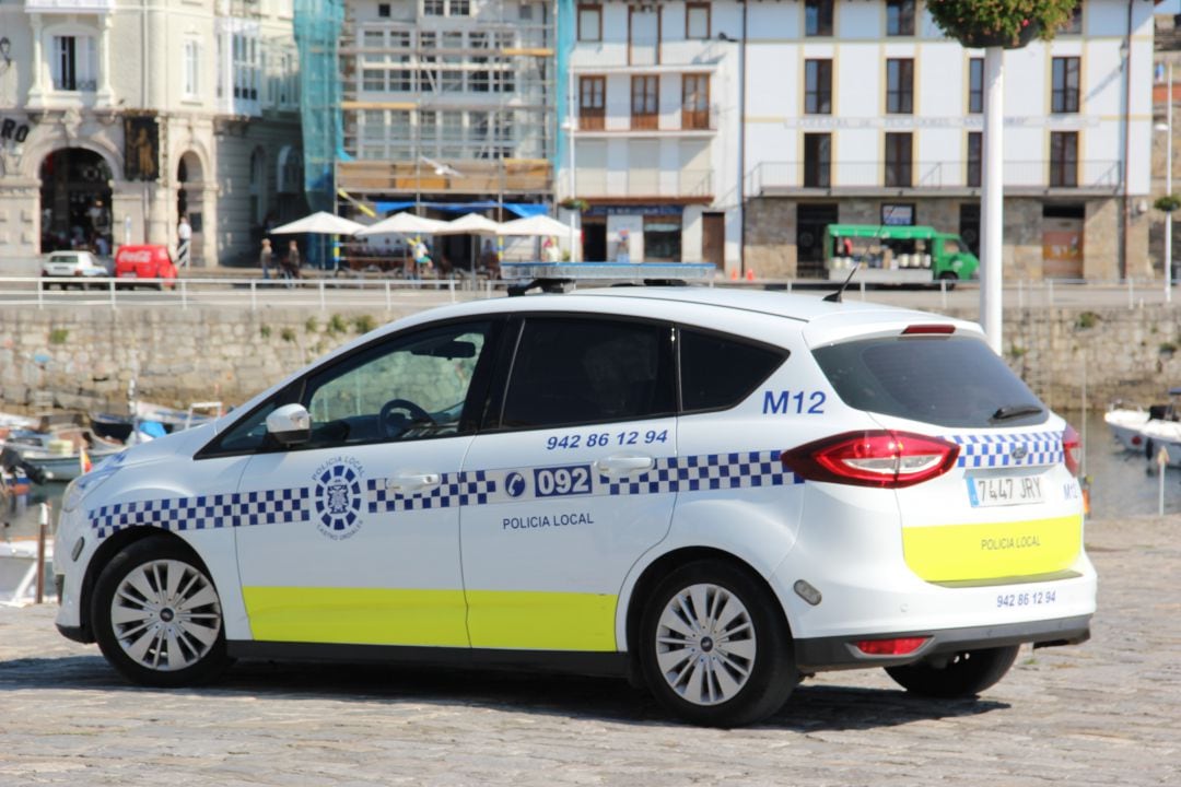 Coche patrulla de la Policía Local de Castro Urdiales.