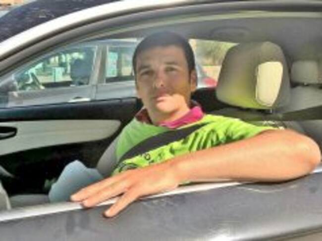 Manuel Martínez, dentro de su coche durante la caravana de vehículos