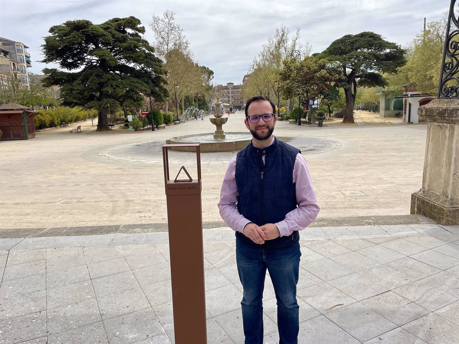 El concejal de Turismo, Juan Manuel Marchal, junto a uno de los soportes selfie.