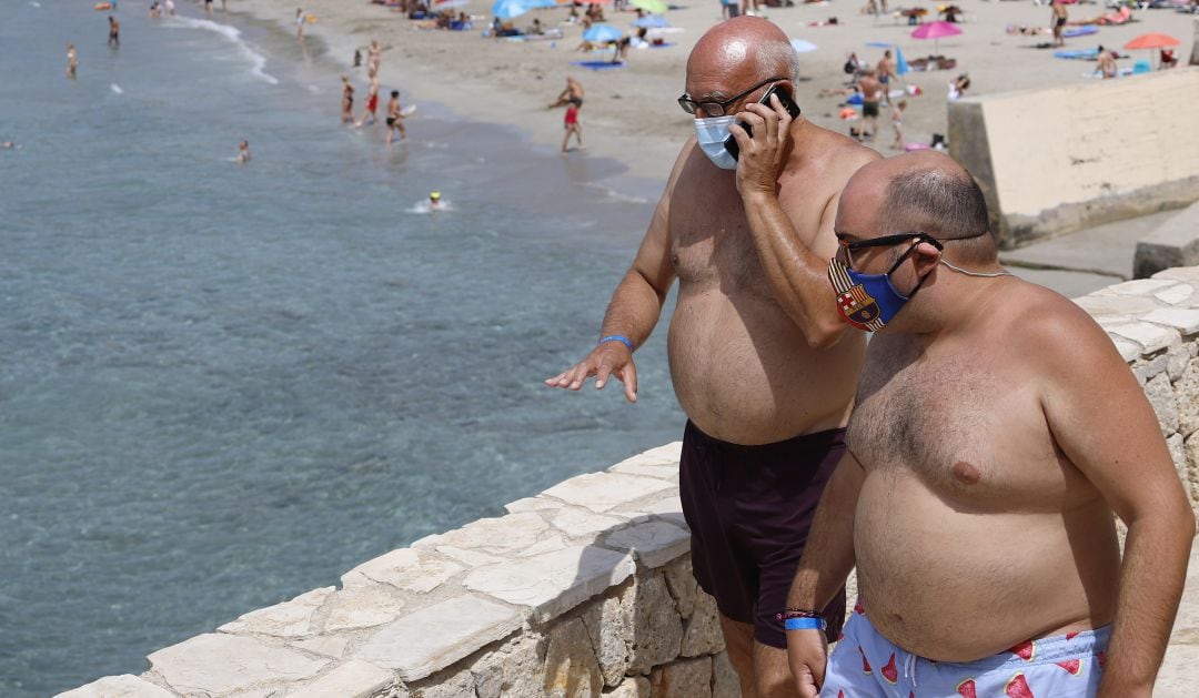 Dos bañistas este pasado agosto en las playas de Mallorca. 