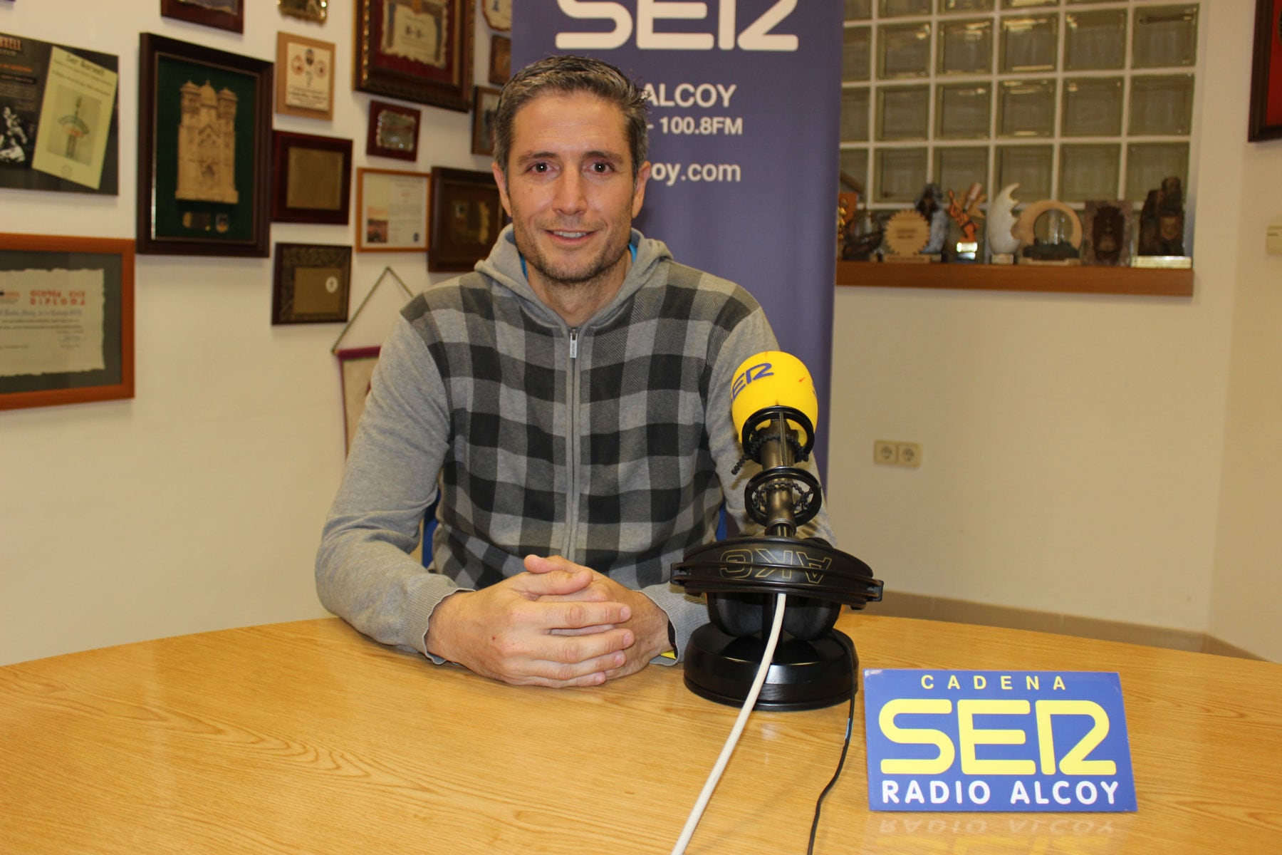 Natxo Gómez, presidente de FEDAC, en el estudio central de Radio Alcoy