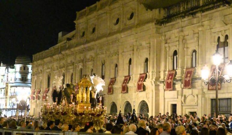 El paso de misterio de San benito cruzando los palcos de la Plaza de San Francisco