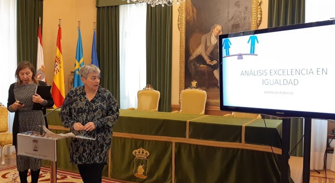 La alcaldesa, Ana González, durante la presentación del informe