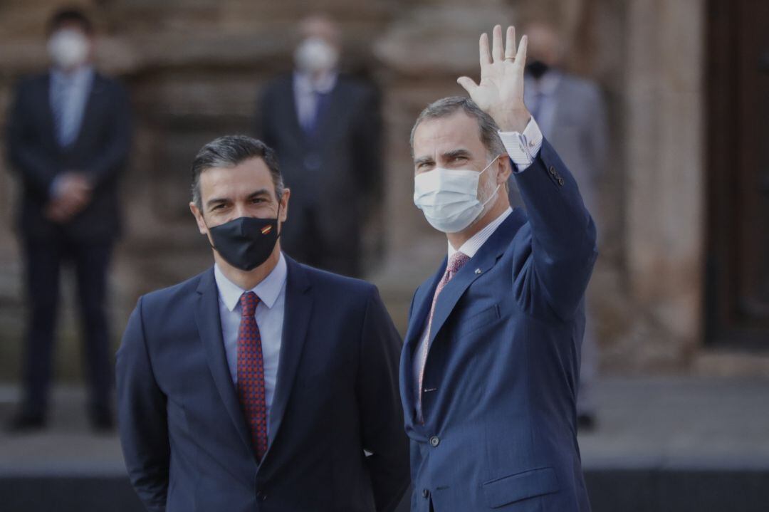 El presidente del Gobierno, Pedro Sánchez y el Rey Felipe VI a su llegada al monasterio de Yuso, antes de la celebración de la XXI Conferencia de Presidentes, en San Millán de la Cogolla, La Rioja (España), a 31 de julio de 2020.