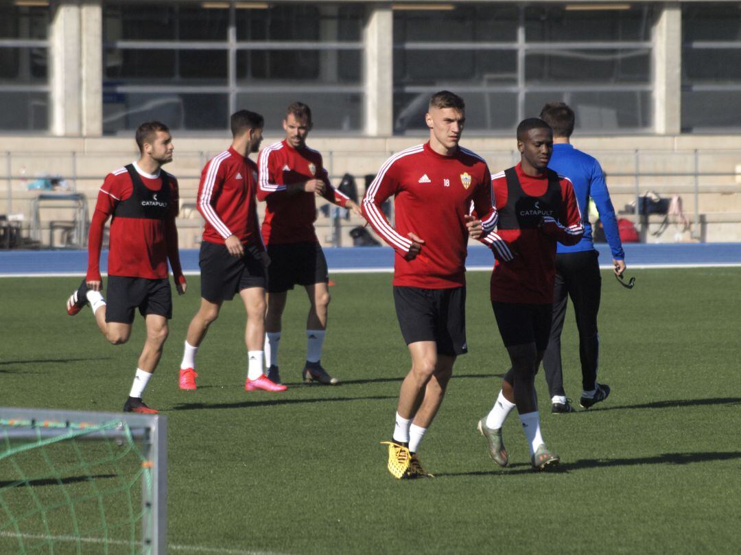 La plantilla del Almería espera noticias sobre los contratos.