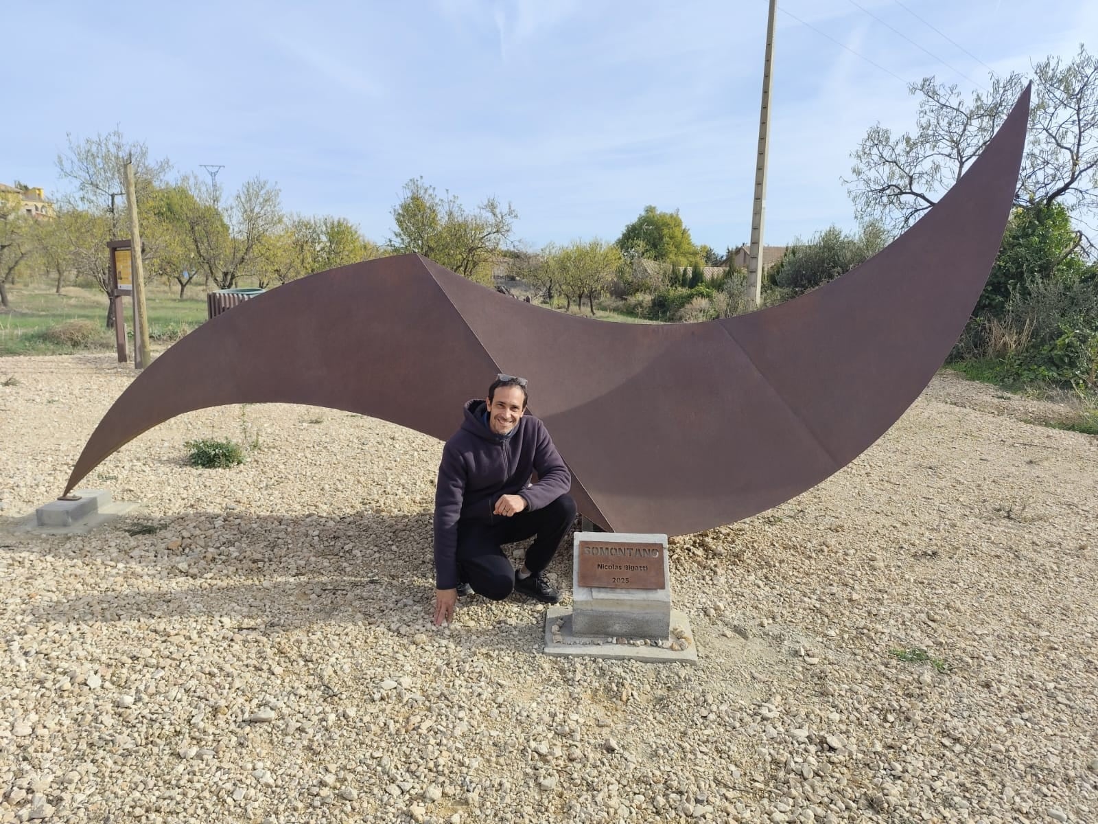 Bigatti junto a su obra