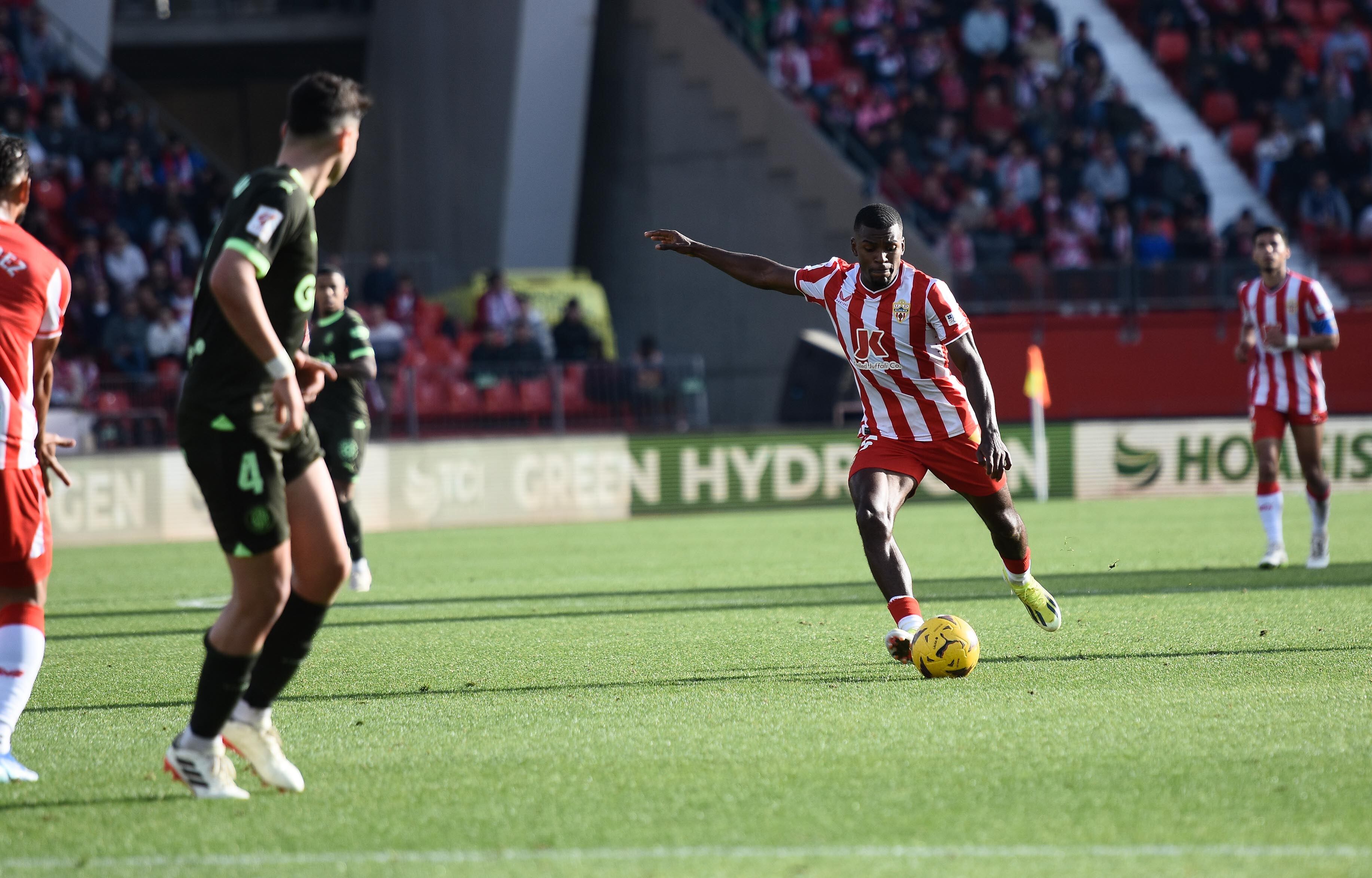 Akieme se dispone a centrar en el Almería-Girona.
