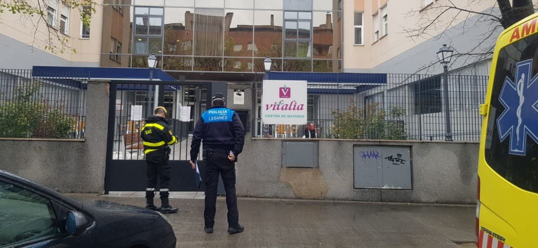 Efectivos de la UME y de la Policía Local de Leganés visitan una residencia de Leganés durante el Estado de Alarma.