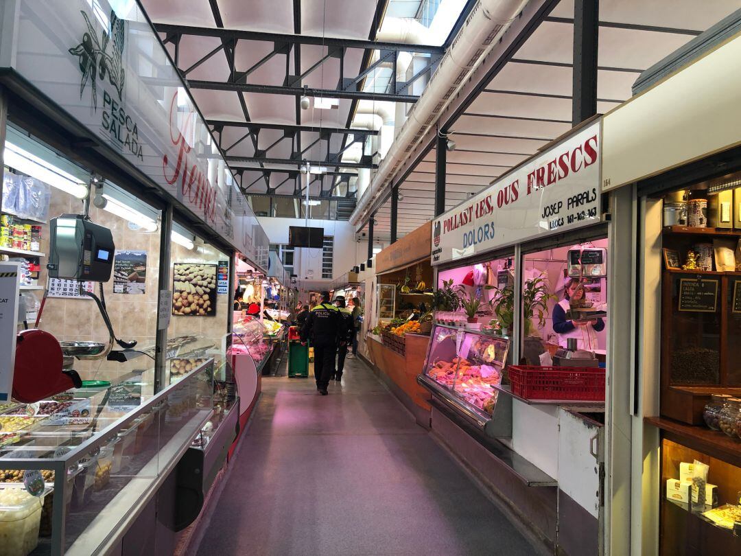El Mercat del Lleó amb una patrulla de Policia