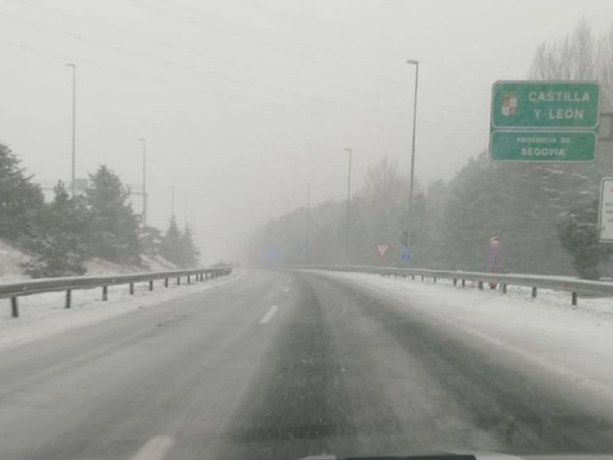 La nieve complica la circulación en las carreteras segovianas