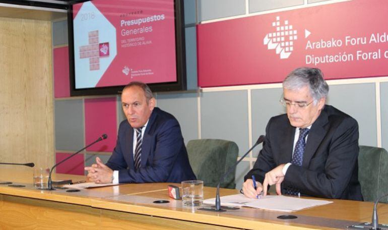 El diputado general, Ramiro González, y el diputado de Hacienda José Luis Cimiano, durante la presentación de los presupuestos de 2018