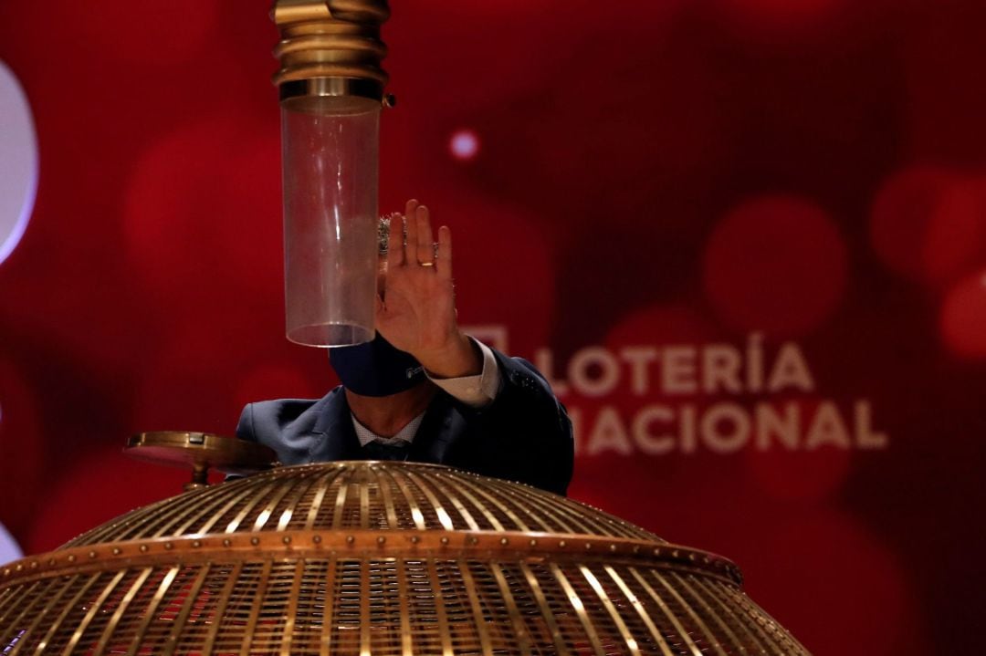 Personal de Loterías y Apuestas del Estado realiza el volcado de las bolas en el bombo antes del inicio del Sorteo Extraordinario de la Lotería de Navidad, que este 2020 pasará a la historia por celebrarse sin público y con unas medidas especiales por el protocolo anticovid. Además de celebrarse sin público, la presencia de los medios se ha reducido en un 50 %, y tampoco se podrán hacer entrevistas a los niños de San Ildefonso que, como el resto de asistentes, deberán permanecer con mascarilla y solo se la podrán quitar cuando vayan a cantar. 