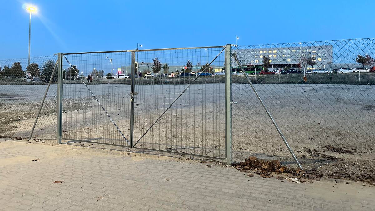 Cerrado definitivamente el descampado municipal que se usaba de aparcamiento frente al hospital Infanta Sofía