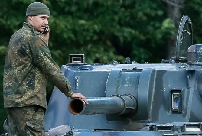 Un militar del ejército ucraniano al lado de un vehículo blindado cerca Debaltseve, región de Donetsk.