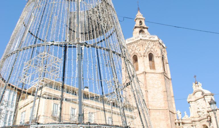 Árbol de 17 metros de alto instalado en la plaza de la Reina